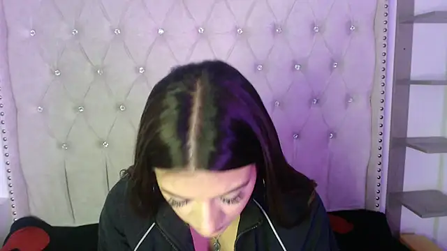 Snapshot of Abril_Squirt chatting on 10.13.25 Abril Squirt online show from 10.13.25