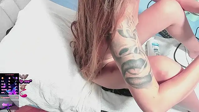 Snapshot of blondeb201 chatting on 09.24.25 blondeb201 online show from 09.24.25