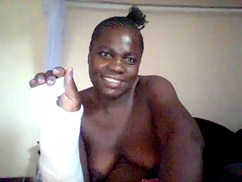 Snapshot of missarpie chatting on 02.05.25 missarpie online show from 02.05.25