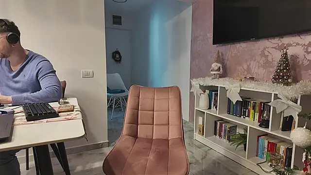 Snapshot of ValeriaGrey chatting on 12.15.25 ValeriaGrey online show from 12.15.25