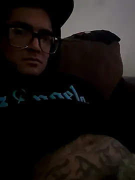 Snapshot of ILLUM1NATE chatting on 11.04.25 ILLUM1NATE online show from 11.04.25