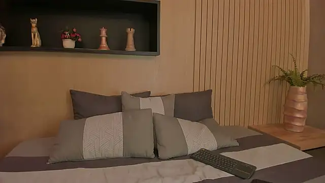 IrisBaker online show from 02.18.25