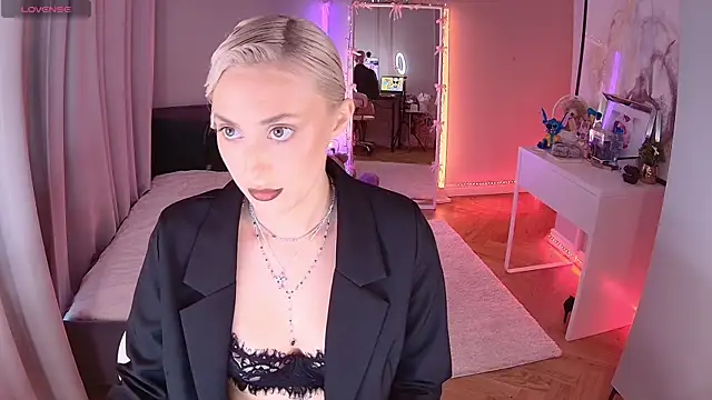 LoryWood online show from 10.15.25