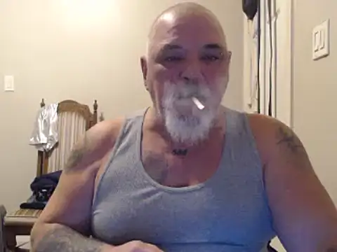 Newfiesausage1972 online show from 01.30.25