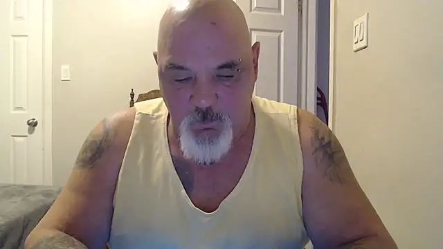 Newfiesausage1972 online show from 02.05.25