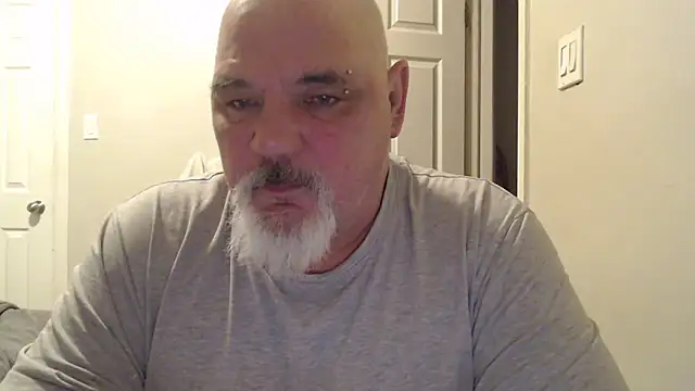 Newfiesausage1972 online show from 02.11.25