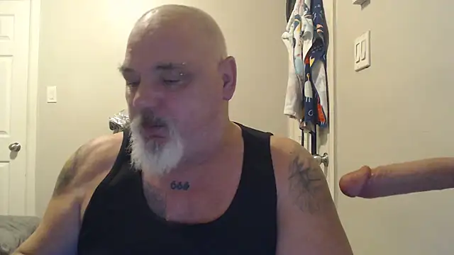 Newfiesausage1972 online show from 02.18.25