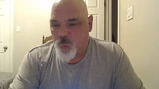 Newfiesausage1972 online show from 02.25.25