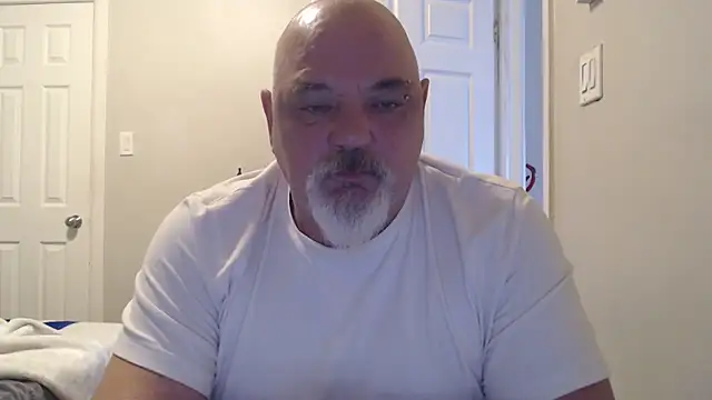 Newfiesausage1972 online show from 03.20.25