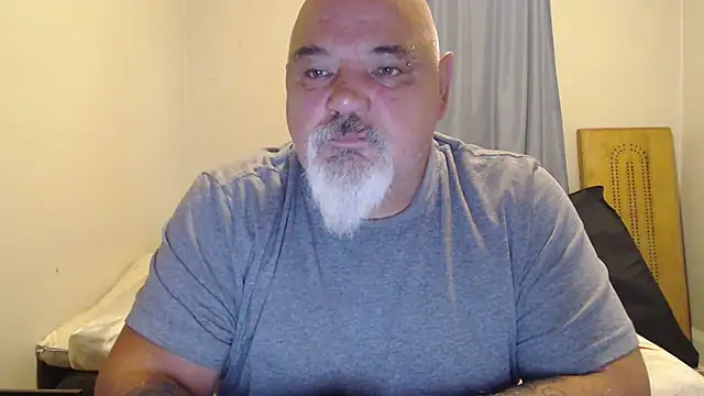 Newfiesausage1972 online show from 09.11.25