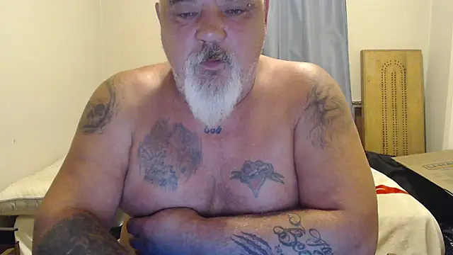 Newfiesausage1972 online show from 09.22.25