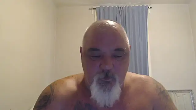 Newfiesausage1972 online show from 10.22.25