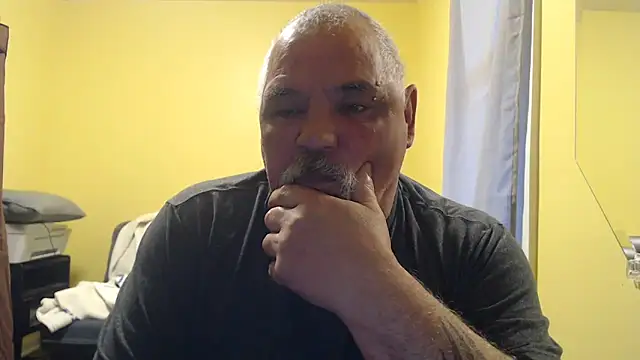 Newfiesausage1972 online show from 11.09.25