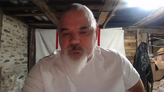 Newfiesausage1972 online show from 11.15.25