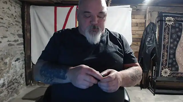 Newfiesausage1972 online show from 12.02.25