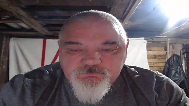 Newfiesausage1972 online show from 12.14.25