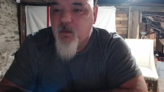 Newfiesausage1972 online show from 02.18.26