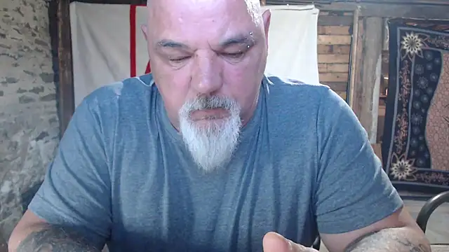Newfiesausage1972 online show from 05.01.26