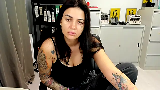 Snapshot of TiffanySweet chatting on 11.21.25 TiffanySweet online show from 11.21.25