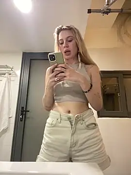 Snapshot of meanexx chatting on 12.28.24 meanexx online show from 12.28.24