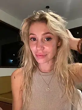 Snapshot of meanexx chatting on 01.21.25 meanexx online show from 01.21.25