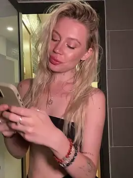 Snapshot of meanexx chatting on 01.26.25 meanexx online show from 01.26.25