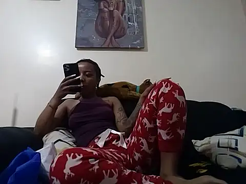 Snapshot of hoely_grail01 chatting on 12.03.25 hoely grail01 online show from 12.03.25