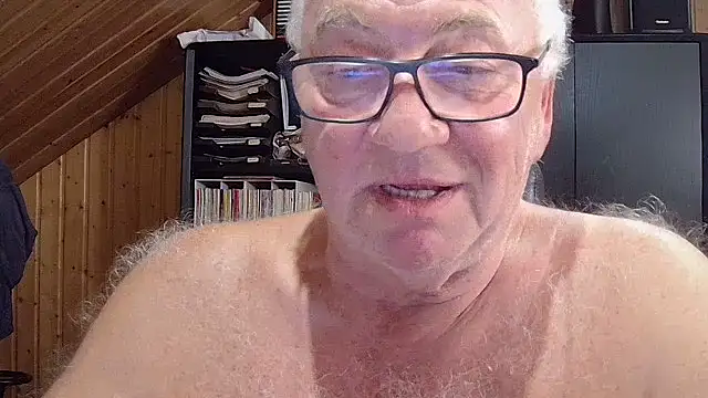 Snapshot of biggandybig chatting on 10.04.25 biggandybig online show from 10.04.25
