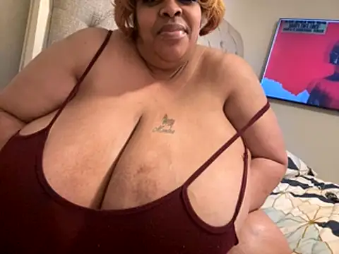 Snapshot of Missredboneo12 chatting on 11.15.25 Missredboneo12 online show from 11.15.25