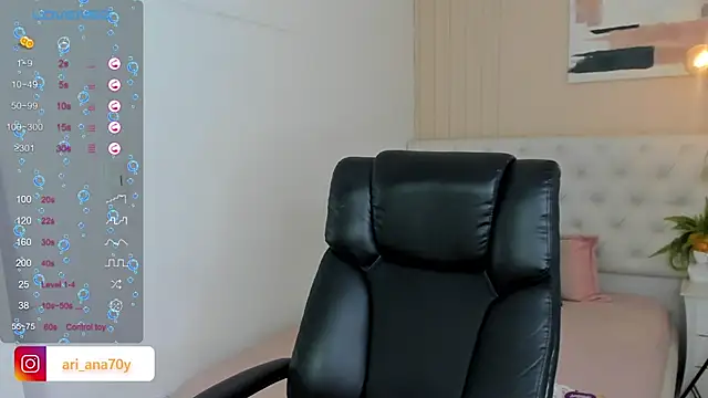 Snapshot of LOISE-XX chatting on 06.18.26 LOISE-XX online show from 06.18.26