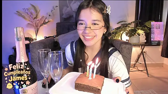 Naughtylittlegirl  online show from 09.30.25