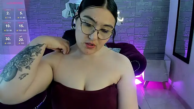 Snapshot of conniejames_m chatting on 11.19.25 conniejames m online show from 11.19.25