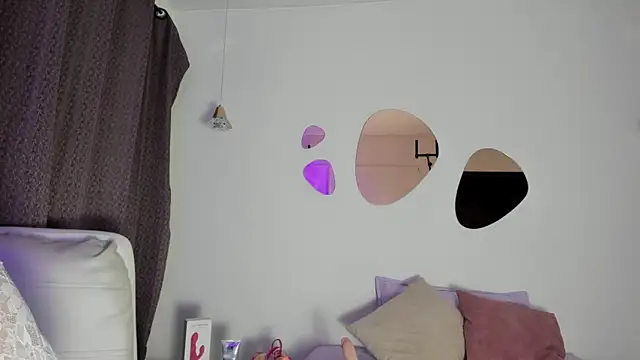 Snapshot of ValentinaaF chatting on 10.31.25 ValentinaaF online show from 10.31.25