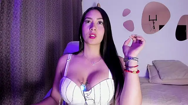 Snapshot of ValentinaaF chatting on 12.22.25 ValentinaaF online show from 12.22.25