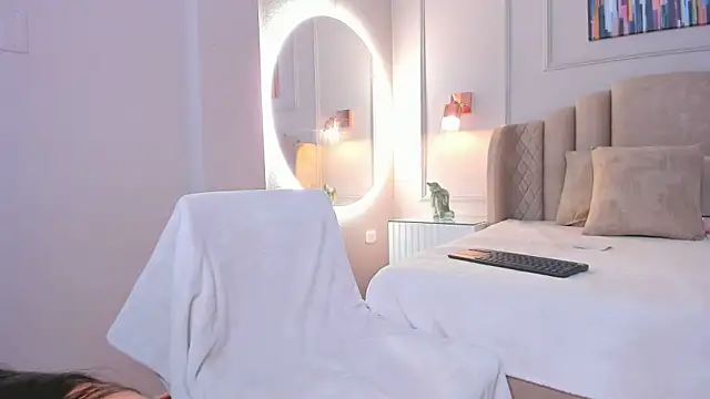 Snapshot of aria_greco chatting on 12.13.24 aria greco online show from 12.13.24