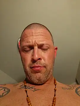 Snapshot of LongandEasy77 chatting on 12.22.25 LongandEasy77 online show from 12.22.25