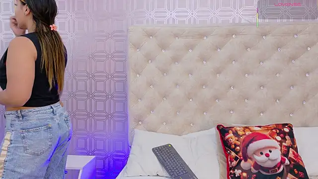 Sara Desire online show from 11.25.25