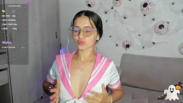 Lilacutte  online show from 10.31.25