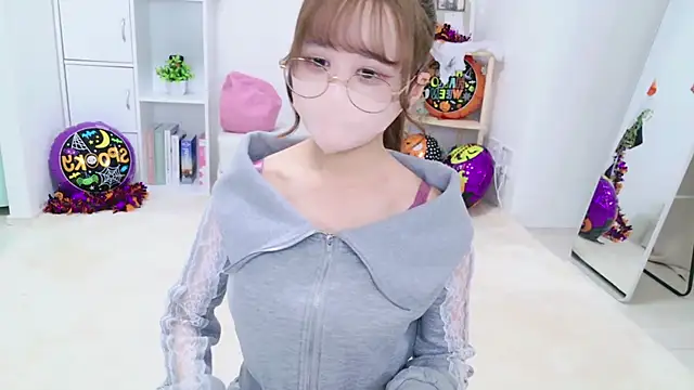 Snapshot of chihiro_ri chatting on 10.27.25 chihiro ri online show from 10.27.25