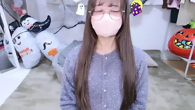 Snapshot of chihiro_ri chatting on 10.29.25 chihiro ri online show from 10.29.25