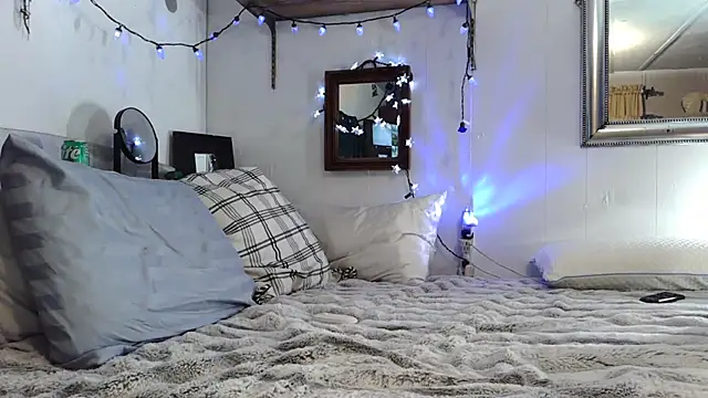 Genevieve143 online show from 12.13.25