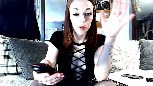 Snapshot of Genevieve143 chatting on 05.10.26 Genevieve143 online show from 05.10.26
