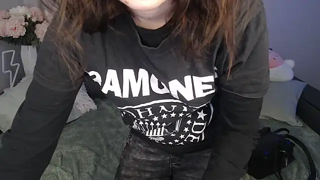 Snapshot of Mini_Diva chatting on 12.16.24 Mini Diva online show from 12.16.24