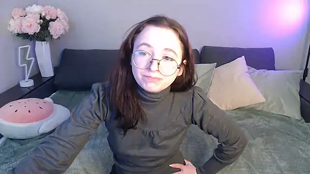 Snapshot of Mini_Diva chatting on 02.11.25 Mini Diva online show from 02.11.25