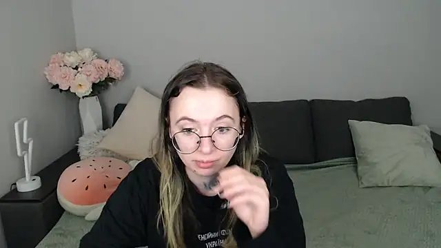Snapshot of Mini_Diva chatting on 10.17.25 Mini Diva online show from 10.17.25