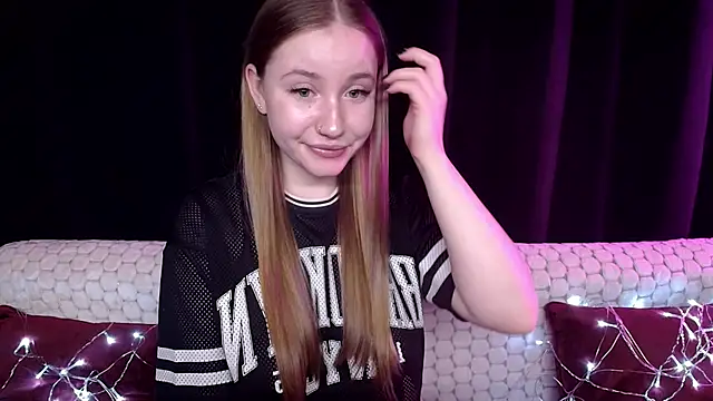 Snapshot of SindiWatsoon chatting on 12.17.24 SindiWatsoon online show from 12.17.24