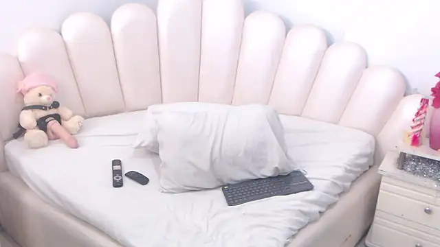 Snapshot of VioletXia_ chatting on 02.20.26 VioletXia online show from 02.20.26