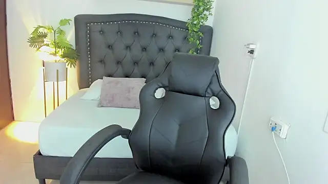 zoe danae  online show from 12.29.24