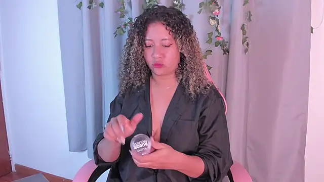 Kenia tompson01 online show from 11.15.25