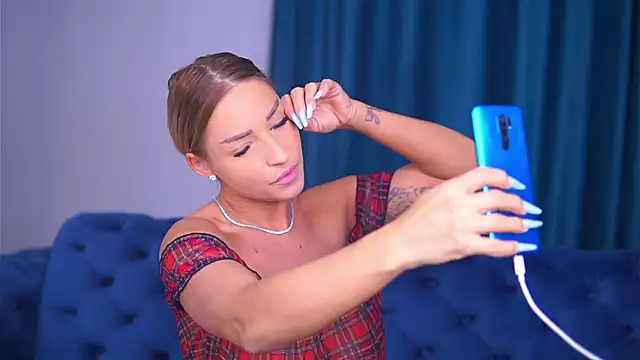 LovingBlondie online show from 02.05.25